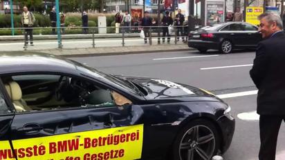 Італієць на знак протесту розбив свій BMW