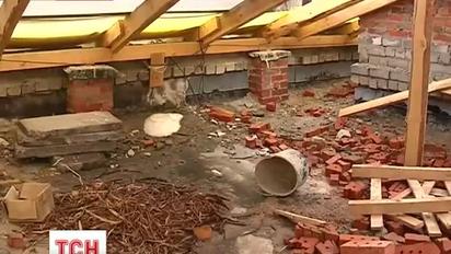 У Житомирі 5-поверхівка зустрічає весну без даху