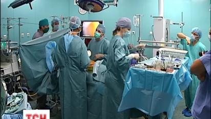 В Україні хірурги зупинили серце пацієнту, щоб вилікувати