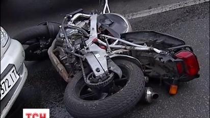 Мотоцикліст ледь не загинув у ДТП на центральному проспекті Києва та втік з місця пригоди