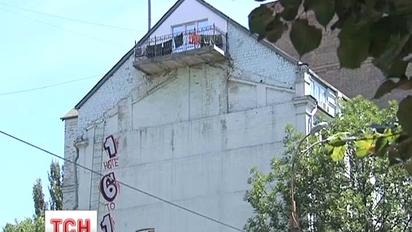 У центрі Києві руйнується житловий будинок через бордель на горищі