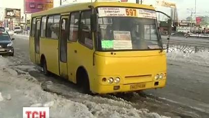 Дороги Києва все ще у снігових заметах