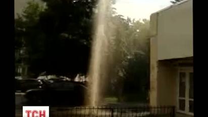 У Києві прямо в центрі утворився 5-метровий гарячий фонтан