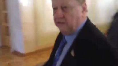 Олександр Волков продемонстрував на камеру, як він спілкується із ЗМІ