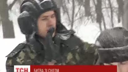 Віктор Янукович похвалив армію за боротьбу зі снігами
