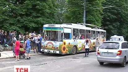 Рекорд у Тернополі: у тролейбус заштовхнули майже 200 людей