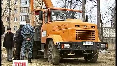 Старий сосновий парк у Києві вирубують під житлову забудову