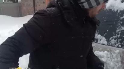 "Гроші" з киянами провели акцію "Помста" і засипали снігом сходи міської адміністрації