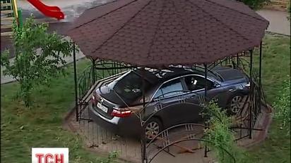 У Києві альтанка з металу дивом врятувала дітей від смерті