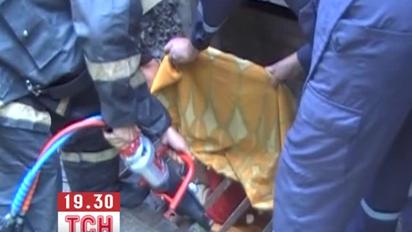 5-річний хлопчик граючись застряг в решітці