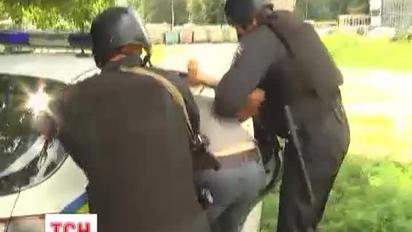 Молода дівчина виявила та затримала квартирного злодія