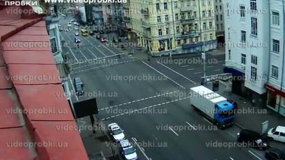 У центрі Києва Porsche Cayenne врізався в легковик