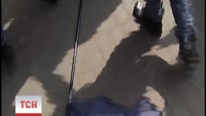 Беркутовці "запакували" активістів у масках під час мирного маршу профспілок