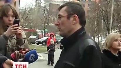 Екс-міністра Юрія Луценка оперуватимуть за кордоном