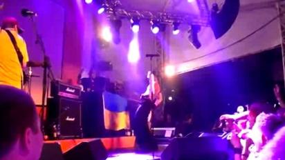 На Bloodhound Gang завели кримінальну справу за наругу над прапором