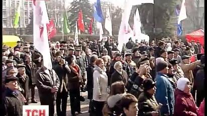 У Черкасах близько трьохсот пікетувальників брали штурмом Будинок рад