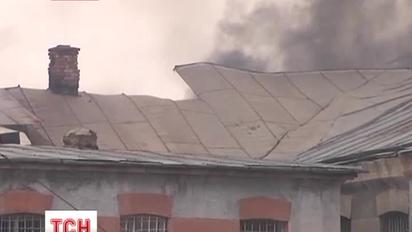 Пожежники та правоохоронці з’ясовують, чому спалахнула в’язниця у Вінниці