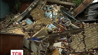 В центрі Києва зсуви зруйнували 12 гаражів