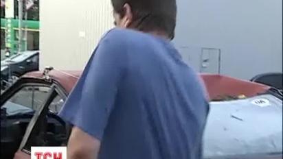 В Києві дерево розчавило авто