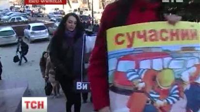 В Івано-Франківську півсотні красунь влаштували протест під назвою "Підборами по бездоріжжю"