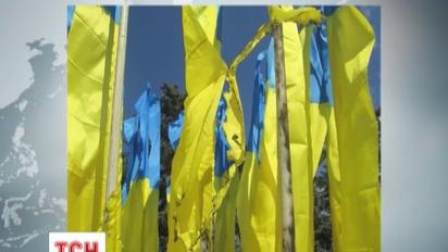 У Донецьку спалили п’ять прапорів України