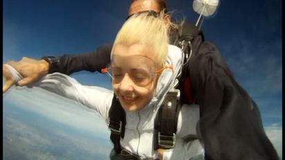 Міка Ньютон ризикнула стрибнути з парашутом