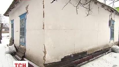 В селі на Київщині мешканців лякає хатина з привидами