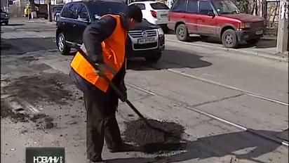 Діри на дорогах Києва латають старим асфальтом