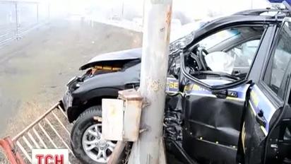 У Дніпропетровську міліцейська машина мало не впала в Дніпро