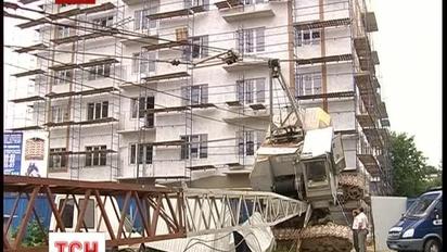 У центрі Рівного упав будівельний кран