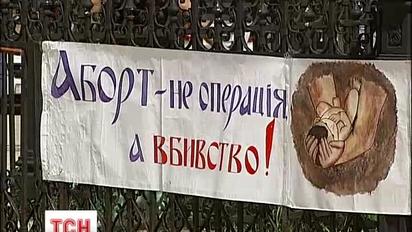 Софіївську площу перетворили на кладовище з хрестами