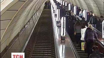 Киянка, що постраждала у метро, змушена бігати по судах