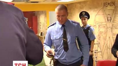 В офісі активісток FEMEN правоохоронці знайшли тайник зі зброєю