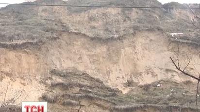 Київські пагорби після танення снігу потроху зсуваються