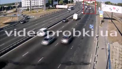 На Московському мосту авто «повисло» над Дніпром