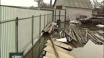 У Жулянах люди відкачують воду зі своїх подвір'їв і будинків