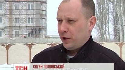 Вітром здуло частину стіни з елітної новобудови в центрі Донецька