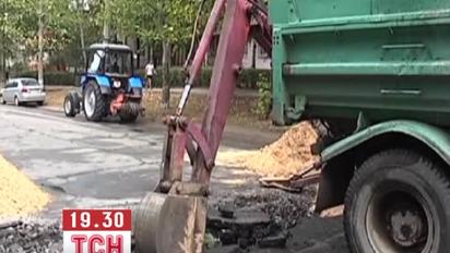 У Херсоні тролейбус з пасажирами провалився в яму на дороз