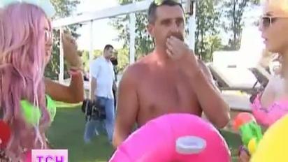 Дядя Жора знайшов собі гламурних підопічних