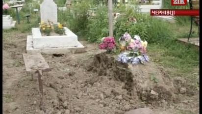 У Чернівцях комунальники тягнуть кабель через цвинтар