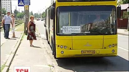 У Києві жінка, виходячи з автобуса, розбила голову