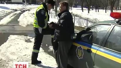 Кияни женуть зі своїх дворів вантажівки зі снігом, що регулярно приїздять, щоб розвантажитись