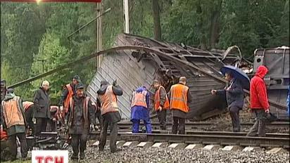У Києві відірвались товарні вагони від потяга і розтрощили будівлю