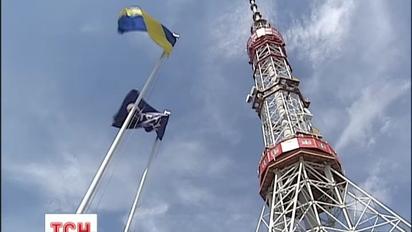 Київська телевежа ввечері засяє усіма вогнями