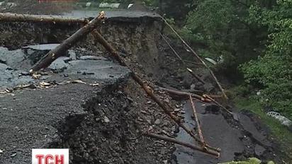 У Закарпатті сповзла у прірву дорога через Синевирський перевал