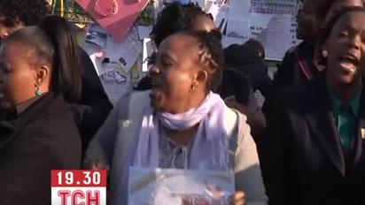 Сотні людей йдуть до лікарні, де лежить Нельсон Мандела, щоб привітати його з 95-річчям