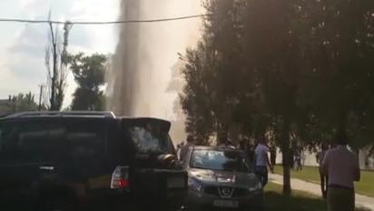 В Києві виник багатометровий гейзер через прорив труби
