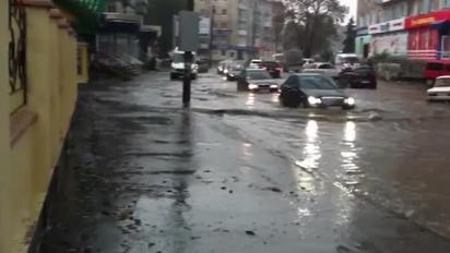 Злива перетворила дороги в центрі Рівного на русла річок