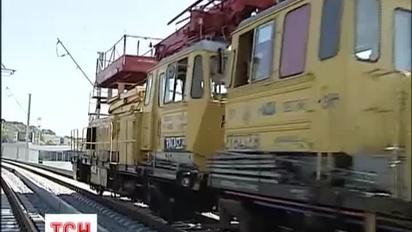 В Києві будівельники перекрили залізничний міст через борг