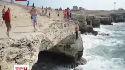 Підлітків витягли з бурхливого моря в Чорноморському районі Криму